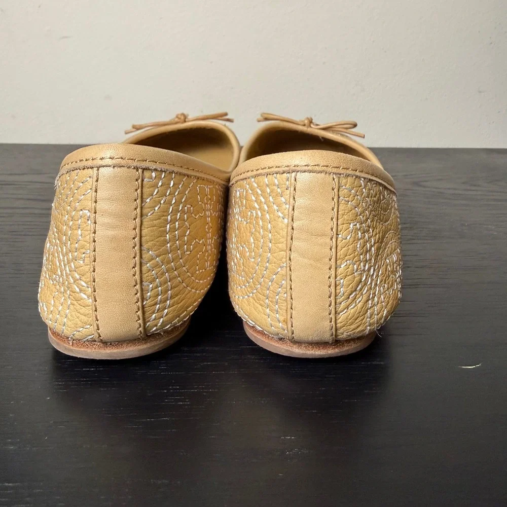 Tory Burch Tan Leather Logo Stitched Ballet Flats Preppy Trendy Gold Charm 6.5M